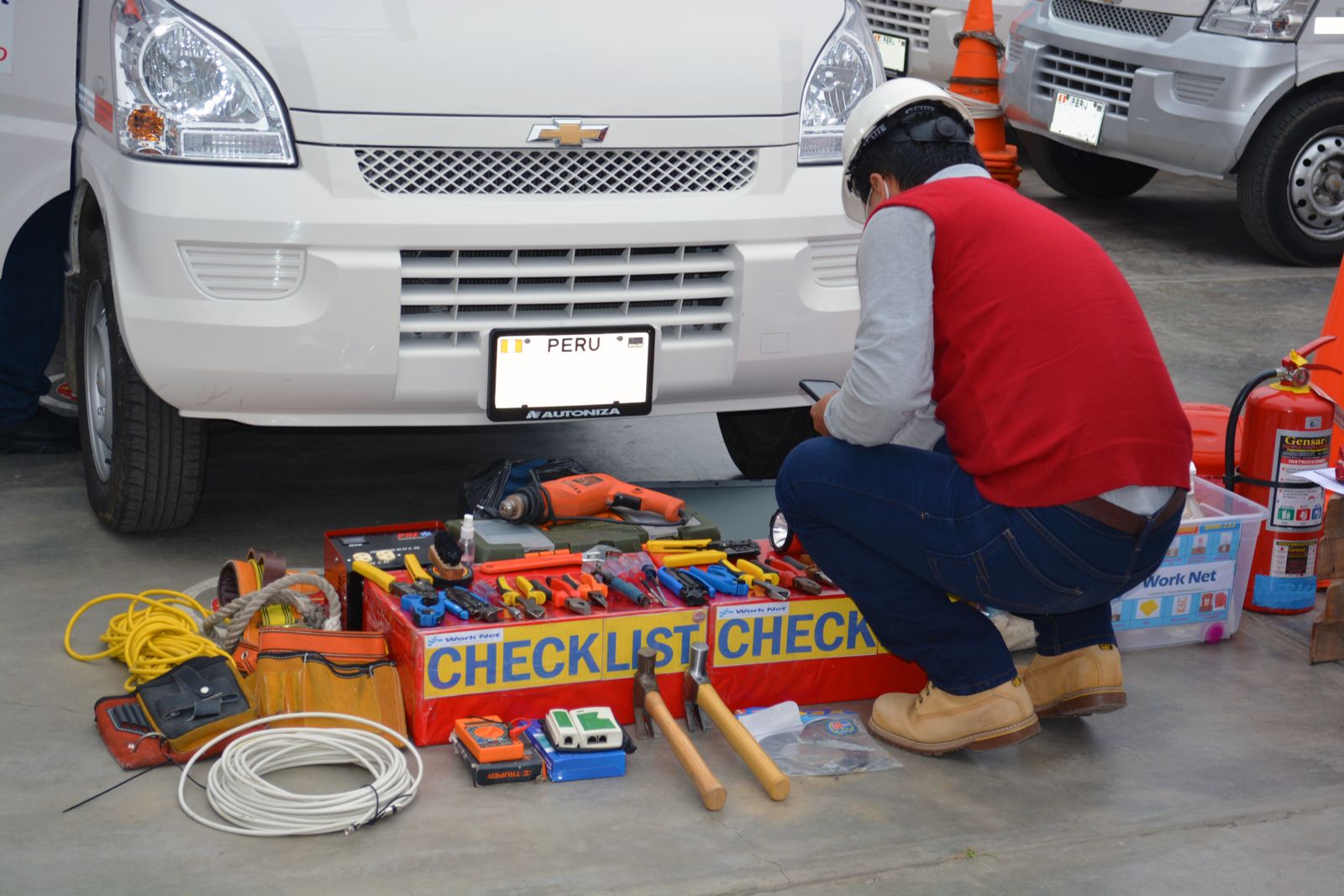 Técnico de Work Net preparando herramientas y equipos para despliegue ISP